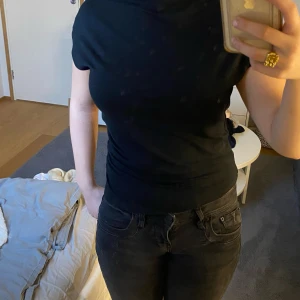 Svart topp från lager 157 - Säljer en stilren svart topp från 157 i storlek S. Den har en tight passform och korta ärmar, perfekt för både vardag och fest. Toppen är i mycket bra skick och gjord av ett mjukt och bekvämt material. Passar utmärkt till jeans eller kjol! Exklusive frakt.
