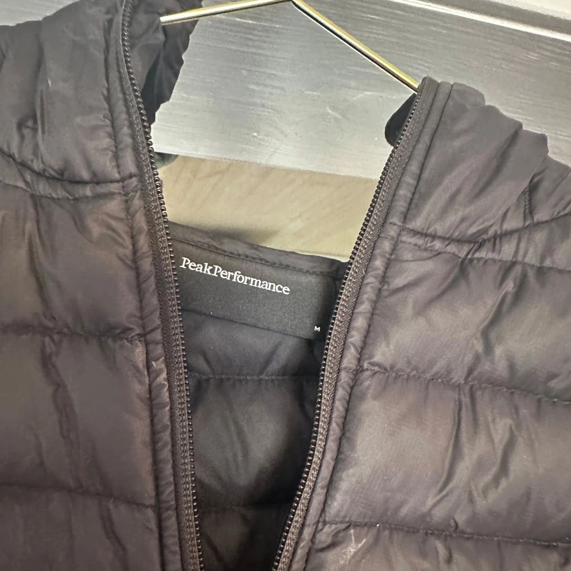 Svart pufferjacka från Peak Performance - 92
