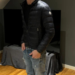 Moncler jacka - Tja säljer denna tvär snygga moncler jackan helt äkta är i storlek 14y men sitter större han på bilden är 172.
