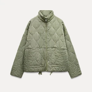 Mysig olivgrön jacka från Zara 💞 - Säljer min superfina olivgröna jacka från Zara! Den har en dragkedja framtill och två stora fickor. Säljer på grund av att den inte kommer till användning och inte riktigt passar min smak längre. Använt 3 gånger. 💕 Nypris: 859KR | OBS! Då den är så ny så kan jag INTE gå ner i pris igen.