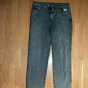99 Based Jeans Desert Blue  - Säljer ett par 99 Based Stars jeans i modellen Desert Blue. Jeansen har en straight passform och är oanvända. 
