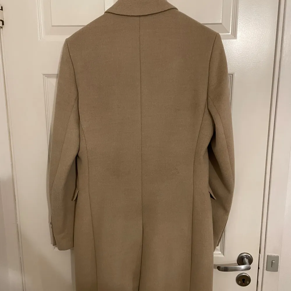 Säljer en stilren beige kappa i mycket bra skick. Den har en klassisk design med knappar framtill och långa ärmar. Perfekt för höst och vår, och ger en elegant touch till vilken outfit som helst. Köpt på Zara, storlek S. Jackor.