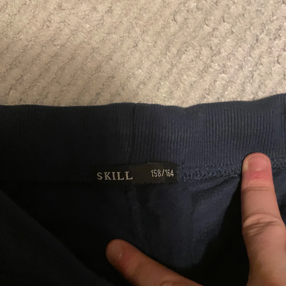 Mörkblåa mjukisbyxor från Skill - 90