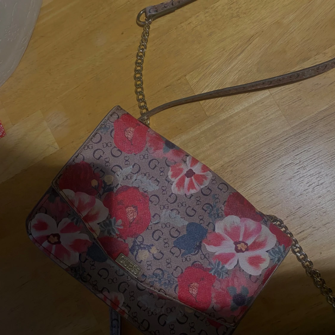 Blommig axelväska från Guess - 91