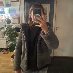 Grå pälsjacka med huva - Säljer min pälsjacka perfekt nu till hösten, den har en reva på det innersta tyget (se sista bilden), men inget som har stört mig när jag haft på mig jackan💓