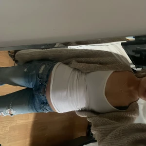 Beige stickad kofta - Säljer en supermysig beige stickad kofta. Perfekt för höst och vår, den är både varm och stilren. Koftan har en loose passform och långa ärmar, vilket gör den perfekt att slänga över en topp eller klänning. Den är i bra skick och passar till de flesta outfits. Perfekt för en avslappnad look! Köpte för 400 säljer för 300 storlek xs