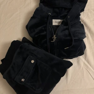 Mörkblå velour SET  från Juicy Couture i XS  - Säljer hela setet Juicy Couturei mörkblå. Använd två gånger. 