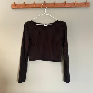Svart långärmad topp - Svart långärmad topp som är lite croppad. Den är från vila och är i strl M💞