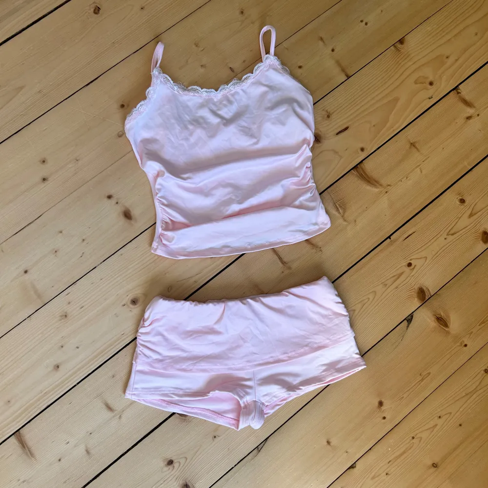 Säljer ett sött rosa set från Shein med ett linne och matchande shorts. Linnet har spetsdetaljer vid halsringningen och smala axelband. De är i bra material och aldrig använt, säljer då de tyvärr var lite för litet💞 de är strl M men skulle snarare säga XS/S. Toppar.