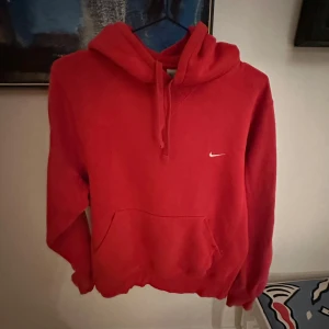 Röd nike hoodie - Röd nike hoodie i gott skick! Finns dock en liten fläck (se bild). Storlek S/ M
