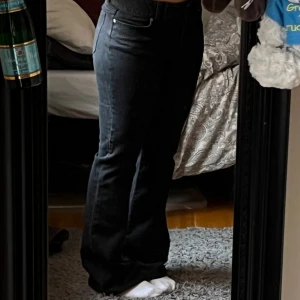 lågmidjade jeans - sjukt coola bootcutjeans! Jag är 1,68 lång och har S-M i jeans💕 midjemått: ca 40,4  innerbenslängd: ca 82