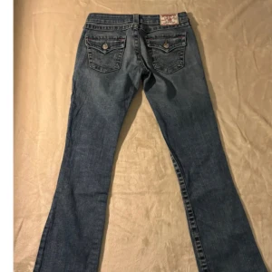 True religon jeans  - Säljer ett par true religon jeans i storlek w26😻 Säljer efter som att dem e ganska korta o gillade inte modellen på dem. Så om du är lång så skulle jag inte rekommendera o köpa💕💕