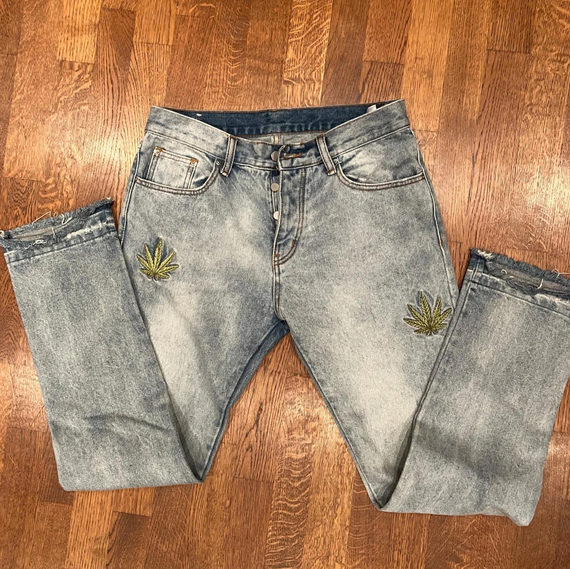 Jeans med broderade detaljer från mnml - 90