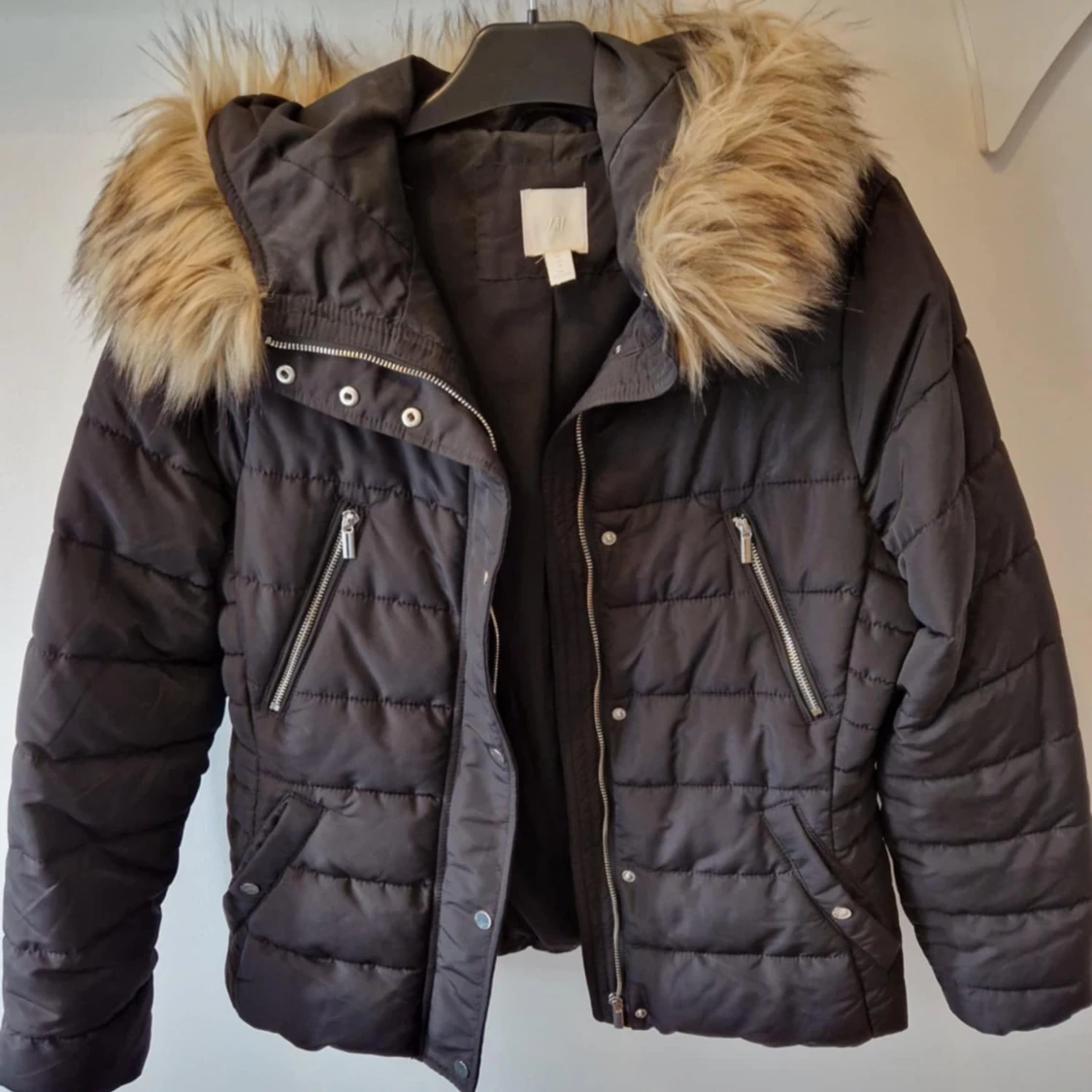 Svart vinterjacka med fuskpäls