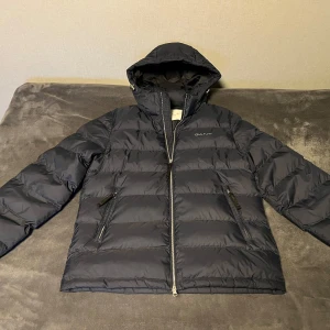 Gant vinterjacka - Säljer en riktigt snygg Gant vinterjacka i storlek M, då den var lite stor för mig. Jackan är endast testad och är i nyskick. Nypris 3000kr.