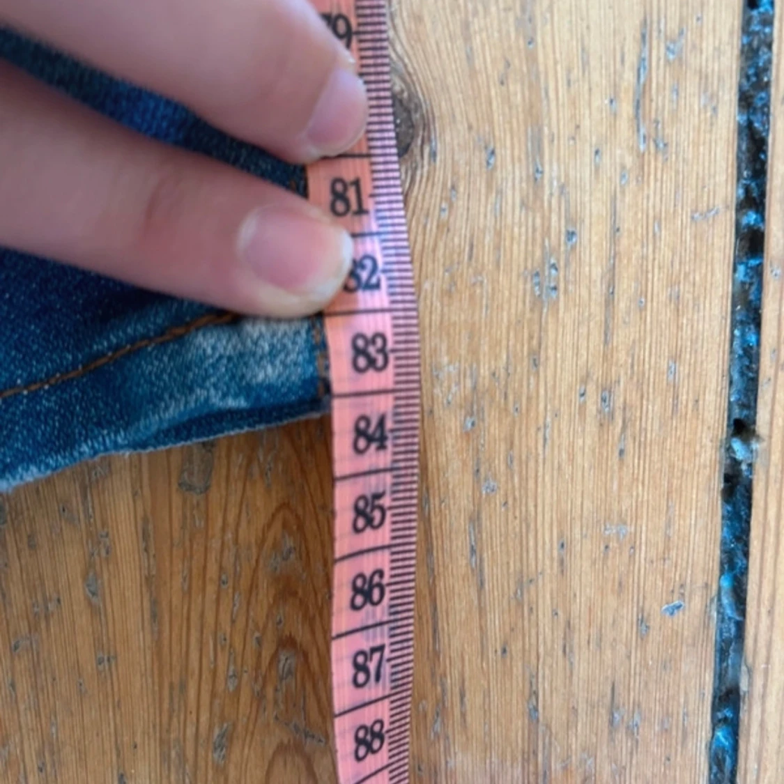 Blå jeans med slitningar - 93