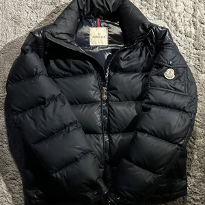 Moncler Chevalier - Tja! Säljer nu min vintage Moncler Chevalier då den inte kommer till användning längre, jackan är helt perfekt nu till vintern, supervarm, är i okej skick, bildspelet på insidan har åkt av | Köpt från Merchsweden | Pris kan diskuteras