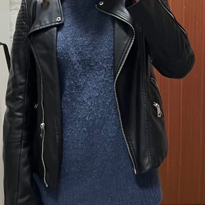 Svart skinnjacka  - Säljer en snygg svart skinnjacka från HM i storlek 38. Aldrig använd och är därmed i helt nytt skick! ❤️
