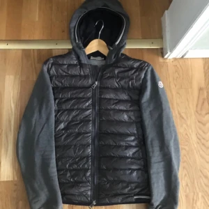 Moncler cardigan  - Säljer min snygga moncler cardigan eftersom den börjar bli för liten. Skick 7,5 har någon mindre skada vid armen men inget man tänker på, kan skicka fler bilder privat. Självklart är den äkta, vid snabb affär kan jag gå ner i pris!