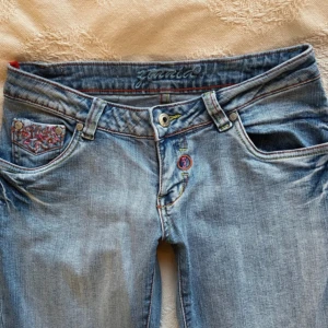 Lågmidjade jeans  - Lågmidjade bootcut jeans, med super snygga bakfickor. Midjemåttet är 35cm och innerbenslängden 71cm❤️