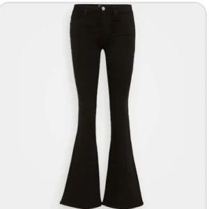 lågmidjade jeans - lågmidjade utsvängda jeans från only, aldrig använda!! skriv för egna bilder, priset kan diskuteras🩷