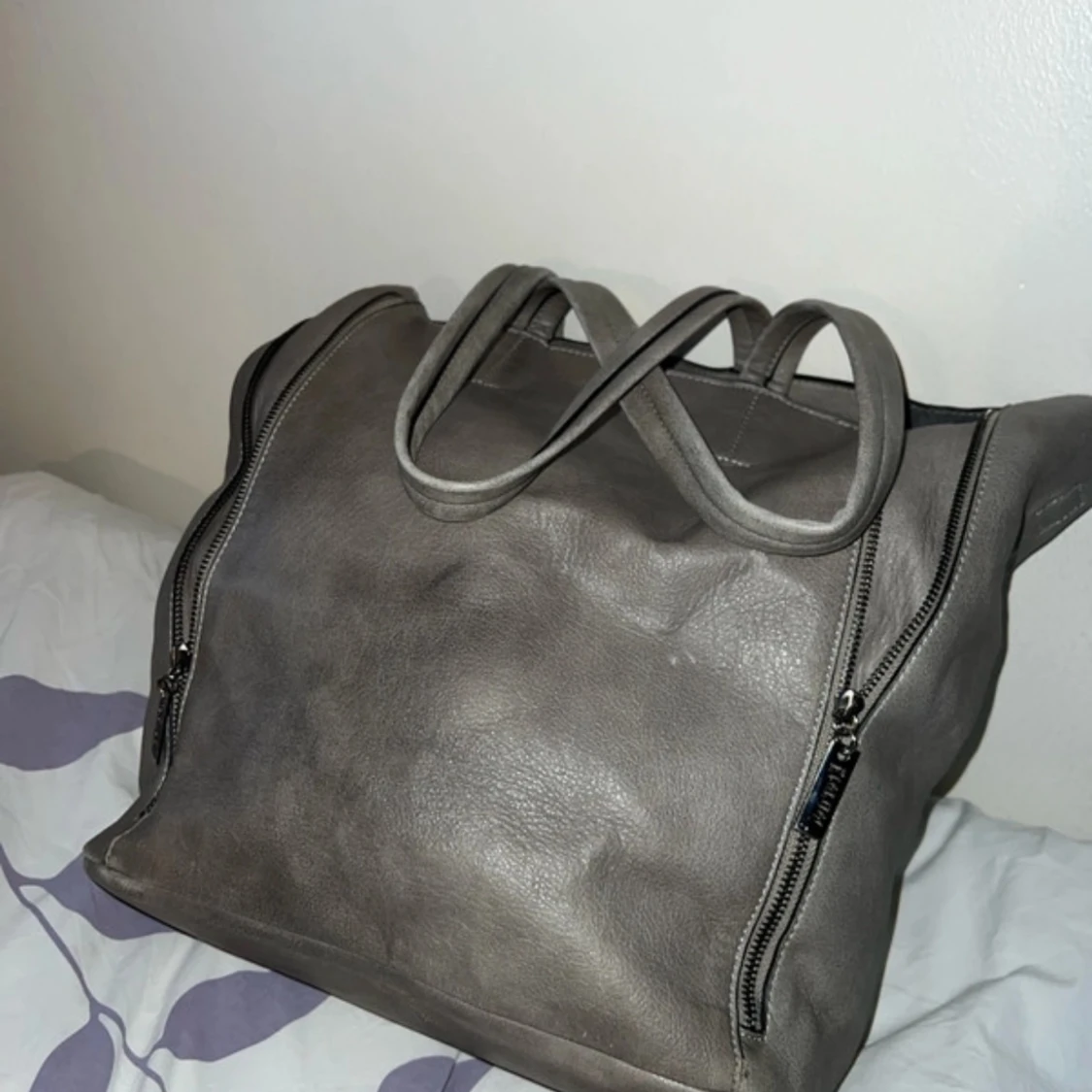 Grå axelväska med glitter - 91