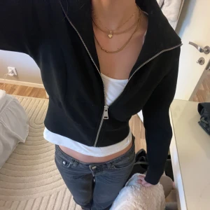 Svart kofta - Jättefin kofta/jacka med dragkedja. Sitter ganska figurnära💪🏻