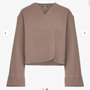 Brun jacka från Gina Tricot - Säljer en snygg brun jacka från Gina Tricot i storlek XS. Jackan har en croppad stil med långa ärmar och dekorativa sömmar. Perfekt för höst och vår, och den är i mycket bra skick. 🤍