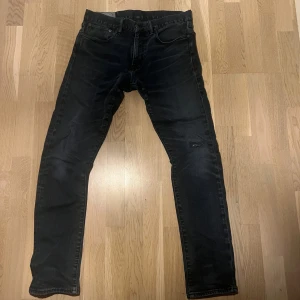 Polo Ralph Lauren Jeans Vintage Blå - Ett par mörkblå Ralph Lauren jeans. Slitning vid ena knäet. Storlek 32/32. Skriv om ni har några frågor.