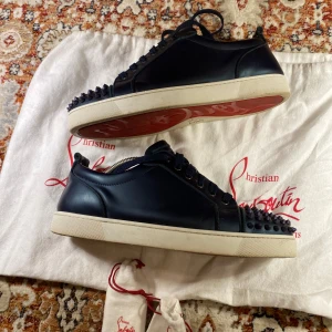  Christian Louboutin Skor - Hej! Säljer nu mina skor från märket Christian Louboutin , storlek 43, mycket bra skick, tveka inte på att höra av dig om du har frågor eller funderingar kring skorna!