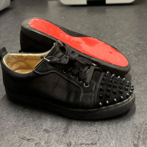 Christian Louboutin skor - Skopåse, skosnören och extra nitar medföljer. Skriv ifall du vill ha fler bilder !