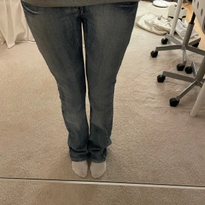 Blå jeans från Replay - Ett par coola blå jeans från Replay! Jeansen är raka i modellen och lite för långa för mig som är 162 cm.