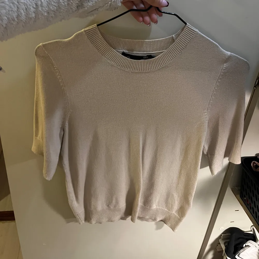 Säljer en stilren beige tröja från 157 i storlek XS. Den har en klassisk rund halsringning och är perfekt för både vardag och lite finare tillfällen. Aldrig använd!💙. Neuletakit & Villapaidat.