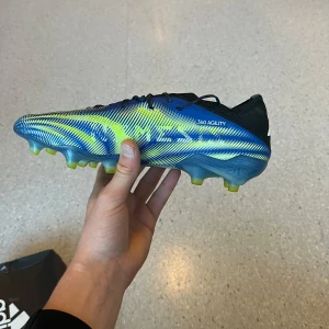 Adidas nemeziz fotbollsskor  - Säljer ett par Adidas fotbollsskor i nytt skick. De har storlek 41 1/3. Knappt använda i väldigt bra skick.