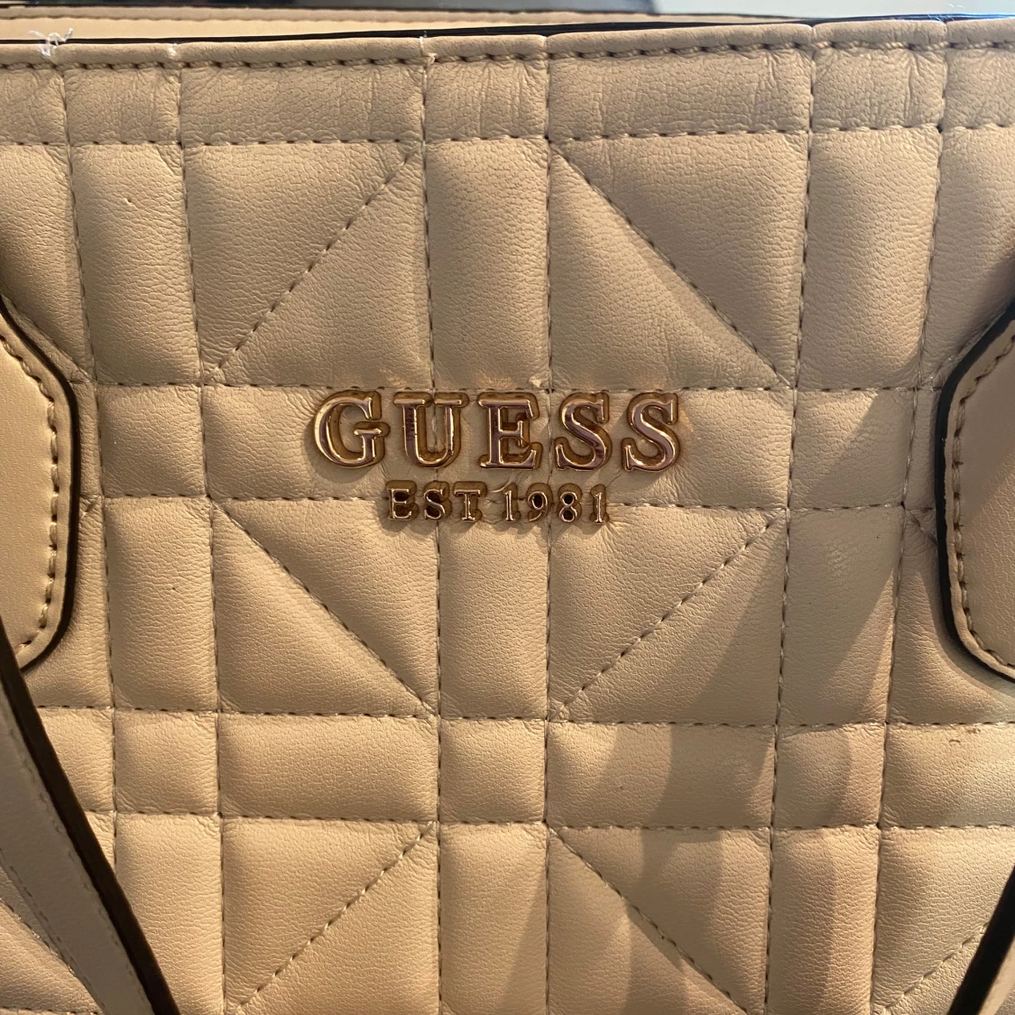Beige quiltad väska från Guess - 90