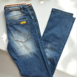 Blå jeans från Camp David - Säljer ett par snygga blå jeans från Camp David i bra skick. De har en klassisk straight fit och är tillverkade i slitstarkt denim. Perfekta för både vardag och fest! 🕺