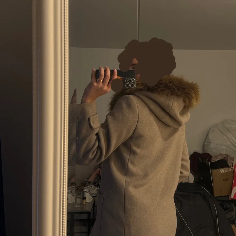 Säljer en snygg beige kappa med en mysig pälskrage. Perfekt för höst och vinter! Den har långa ärmar och stora fickor framtill. Storlek S/M . Takit.