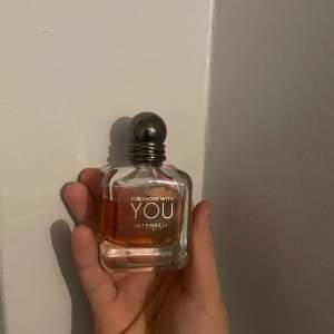 Säljer en flaska Stronger With You Intensely från Emporio Armani. Perfekt för den som vill ha en intensiv och långvarig doft. Flaskan är på 50 ml. Ca 45 ml kvar , kvitto finns i bilden , den är riktig