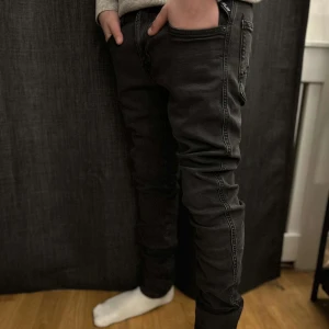 Replay Anbass - Säljer dessa snygga Replay Anbass i storleken 28/30. Nypris cirka 1600kr men jag säljer för endast 549kr🤯💯Hör av er vid frågor eller funderingar🤝🫡💯