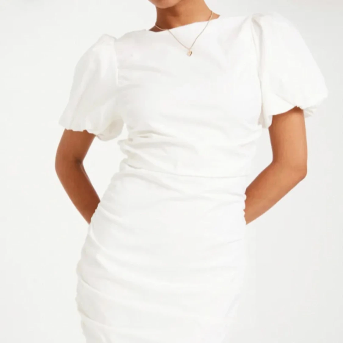 Vit klänning med puffärmar