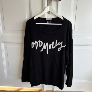 Svart tröja från Odd Molly - Säljer en svart tröja från Odd Molly i storlek 3 Tröjan har en cool design med Odd Molly-loggan i vitt på framsidan. Den är långärmad och perfekt för både vardag och lite kyligare dagar. Superbekväm och stilren!