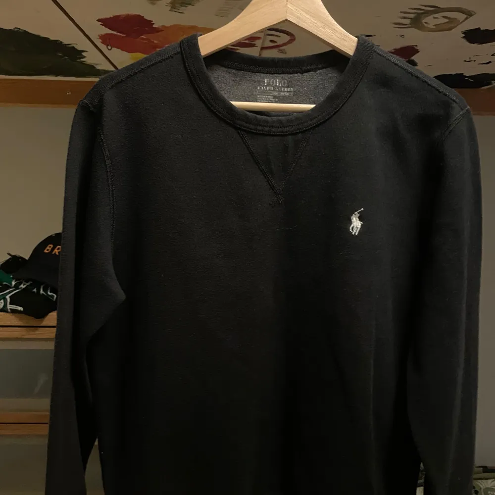 Svart Sweatshirt från Ralph lauren som köptes på Zalando för ~1300, har kvitto. Användes aldrig då den dels var för stor för mig men också tvättades fel så att den blev nopprig. Nopporna går dock lätt att tas av med en noppborttagare eller rakhyvel. Utöver det så är skicket 10/10, alltså inga slitningar utöver nopprorna. Skriv vid frågor å funderingar.. Tröjor & Koftor.