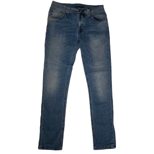Nudie ”Grim Tim” jeans - ♠️ Strlk: W30, L32 ♠️ Skick: 8/10 ♠️ Perfekt till vardagen men även festligare tillfällen! ♠️ Priset är diskuterbart! ♠️ Nypris: 1600kr, vårt pris: 599:-