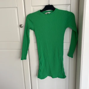 Ribbad kort klänning  - Använt skick 