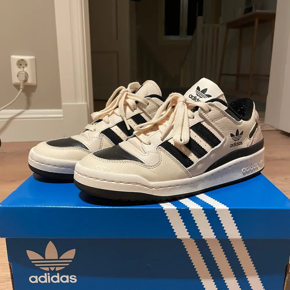 Adidas Forum Low CL Stl: 41 1/3  Använda tre gånger, alltså väldigt bra skick . Skor.