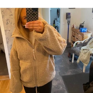 Jacka i pile  - Såå fin jacka från hm som är pefekt nu till hösten och vintern!! Knappt använd  Står strl xs men skulle säga att den passar S också🫶🏼🫶🏼🫶🏼💕