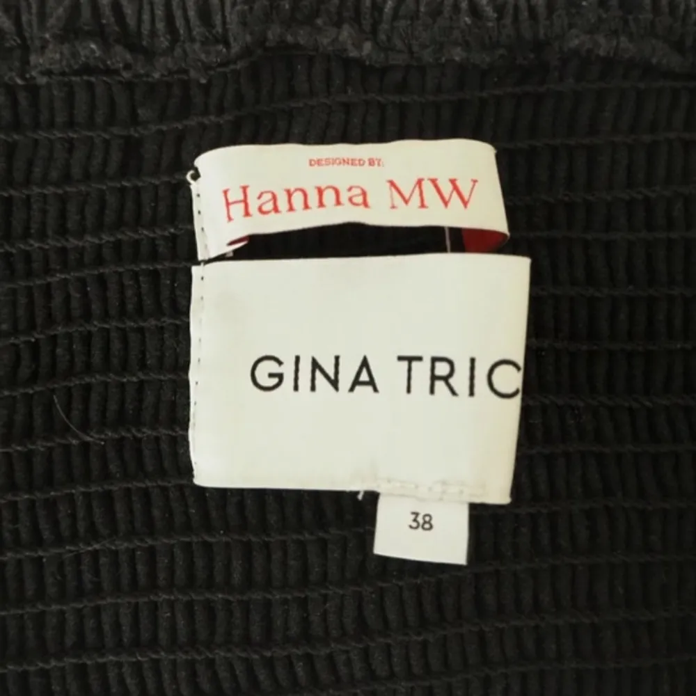 Säljer en snygg svart korsett från Gina Tricot, designad av Hanna MW. Den har en stilren och elegant look med en tight passform. Perfekt för festliga tillfällen eller en utekväll. Har en liten fläck av lim på insidan men inget som syns. Toppar.