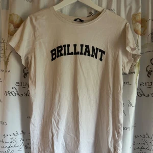 T-shirt - En vit t-shirt i fint sick, vet inte märket☺️storleken är 160 men passar en som har S. 