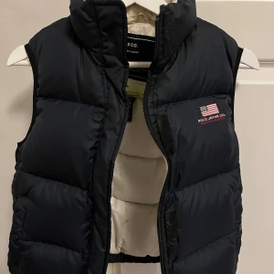 Dunväst RL strl M - Dunväst RL i strl M. I bra skick förutom förändringar i färgen på insidan, se foto, därav priset. Syns ej när den används. 