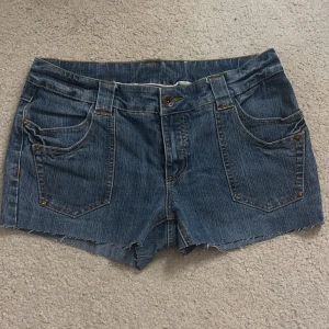 Jeansshorts från kappahl  - Jeansshorts från kappahli storlek XL. Fina bakfickor och är i bra skick. 